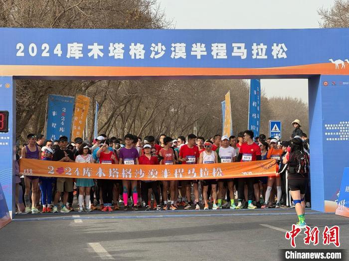 新疆鄯善库木塔格沙漠半程马拉松激情开跑，超