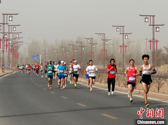 新疆鄯善库木塔格沙漠半程马拉松激情开跑，超