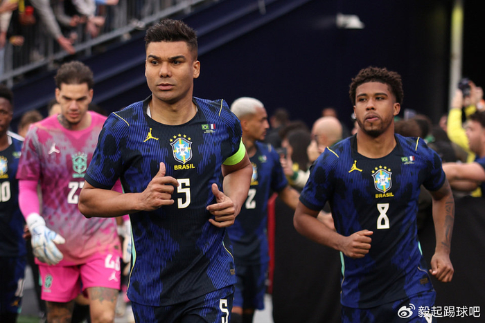 巴西传奇卡洛斯盛赞卡塞米罗：其实力可比2002年