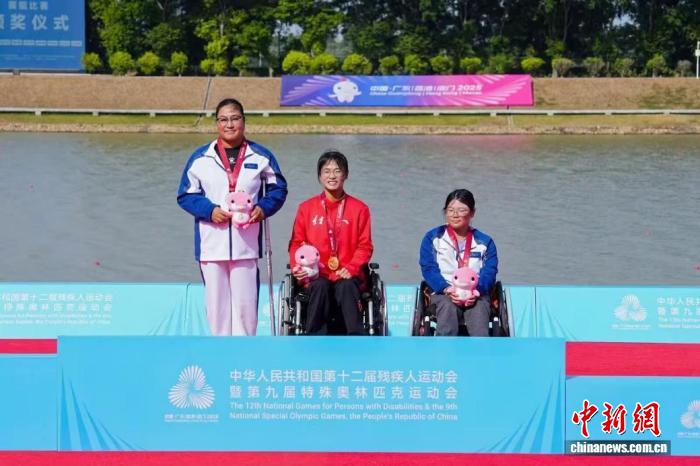 辽宁选手刘爽双冠加冕 残运会赛艇赛场绽放光芒
