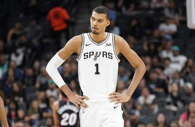 维克托·文班亚马22岁创NBA历史纪录 攻防统治力震