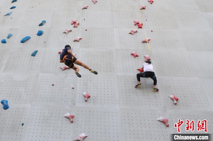 重庆华岩壁虎王国家攀岩示范公园上演飞檐走壁