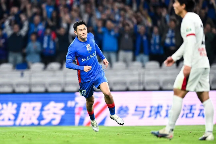 成都蓉城逆转申花扩大领先 青岛海牛崛起搅动争
